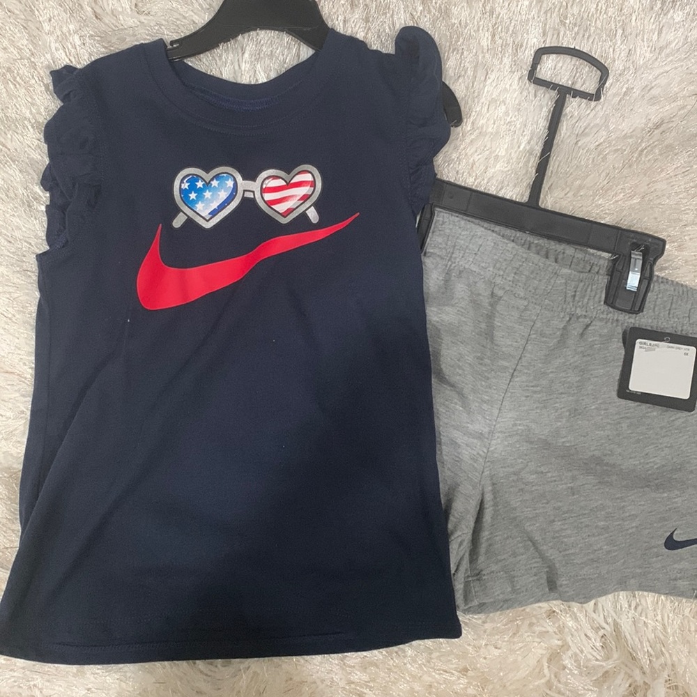 Brand new Nike 2 piece set (kids size-girls)